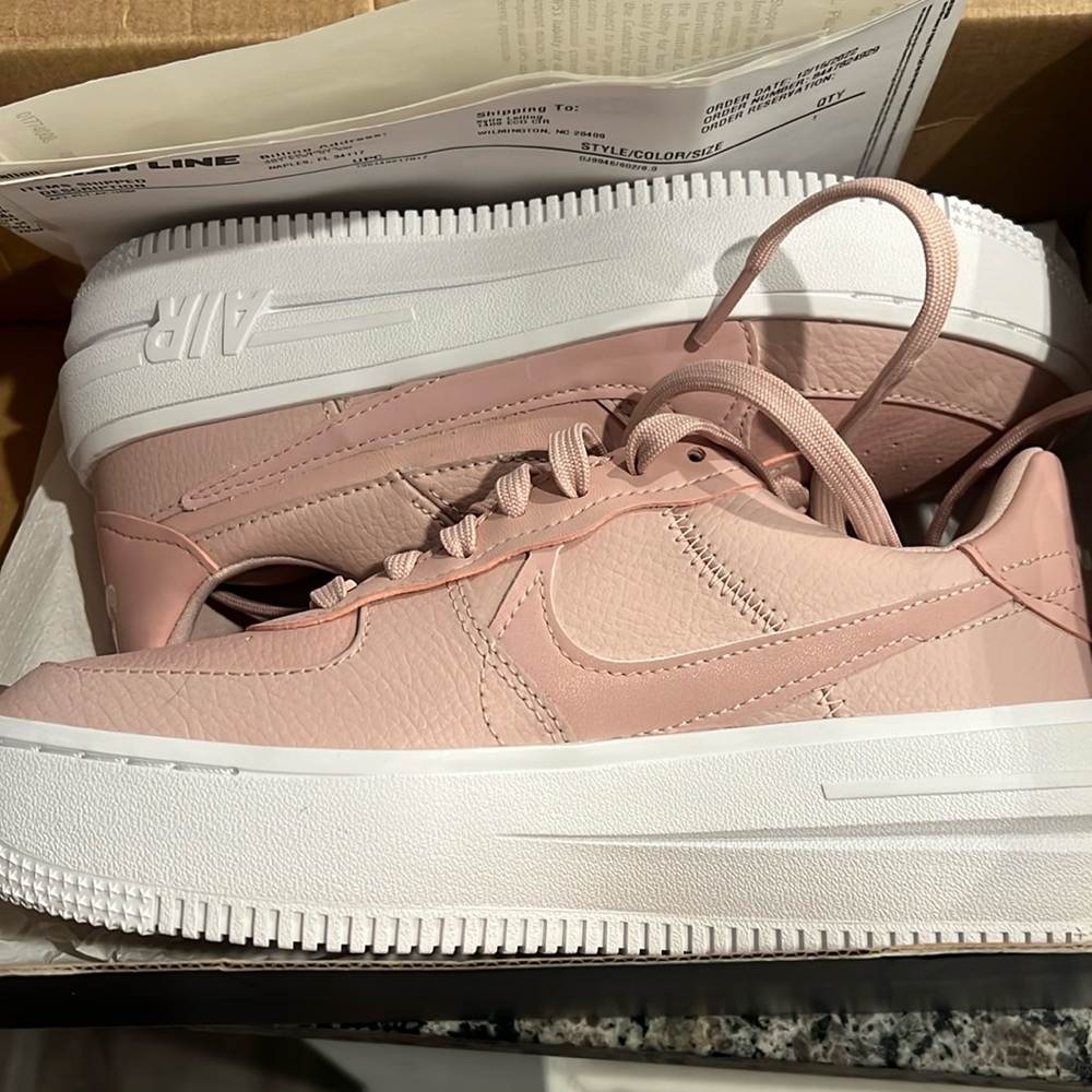 Never worn nike Air Force women’s size 6